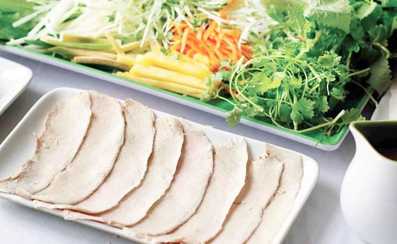 Tuy nhiên, theo PGS.TS.Nguyễn Duy Thịnh, Khoa Công nghệ thực phẩm, Đại học Bách khoa Hà Nội cho biết, thịt không hề mất chất dinh dưỡng khi luộc qua một lần nước.
