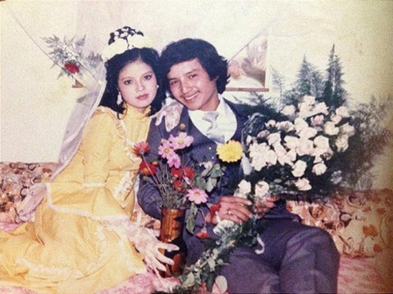 Những bức ảnh cưới hiếm hoi của Sao Việt trong ngày trọng đại luôn khiến fan thích thú và tò mò. Nếu như chú rể từ trước đến nay đơn giản với sơ mi, áo vest thì các cô dâu lại có những lựa chọn phong phú. 
