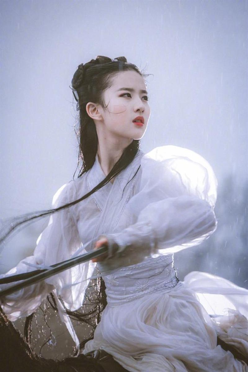 Chưa bàn về diễn xuất trong phim, có thể nói Lưu Diệc Phi năm 16 tuổi chính là một Tiểu Long Nữ hoàn hảo và đúng với miêu tả của Kim Dung.
