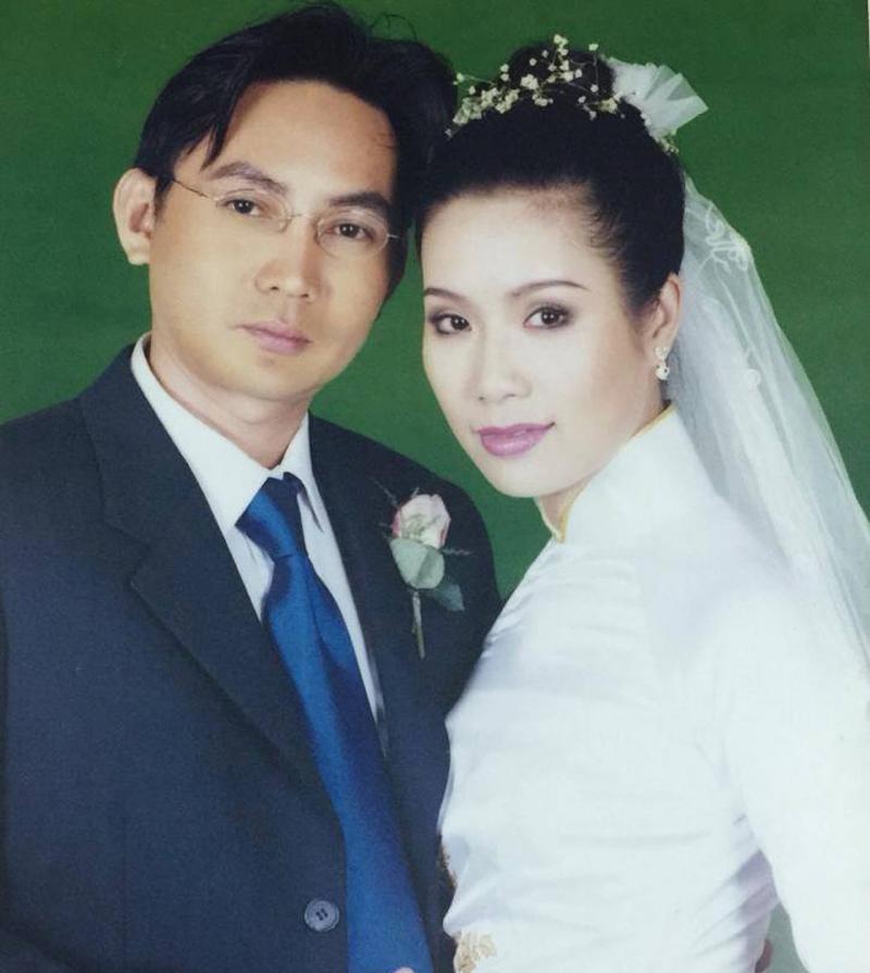 Trịnh Kim Chi chọn áo dài trắng thêu ren, đeo khăn voan trong ngày cưới.
