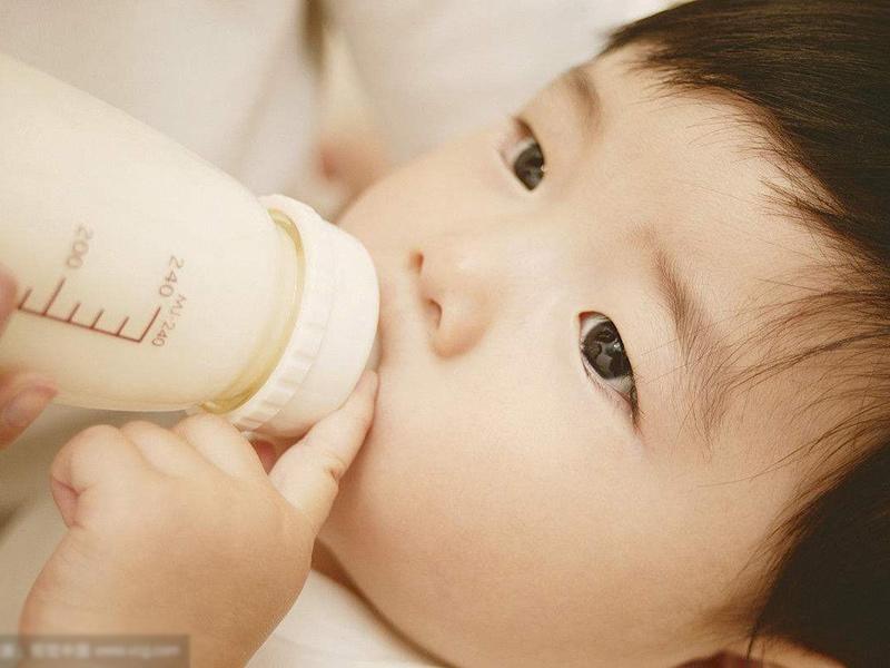 Sữa giàu protein, canxi, là thực phẩm thiết yếu cho sự phát triển của bé. Nhưng nhắc nhở các mẹ, sữa muốn phát huy tác dụng tốt nhất phải được sử dụng đúng cách. Đặc biệt đối với trẻ 0 -1 tuổi, 5 loại sữa sau mẹ không nên cho uống.
