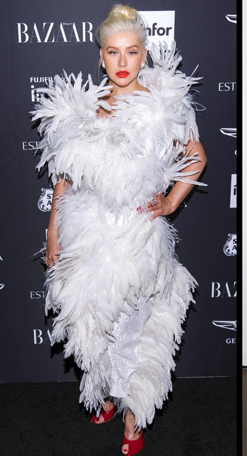 Christina Aguilera không bao giờ dám mặc lại mẫu váy này bởi nó được đánh giá là xấu nhất trong những lần xuất hiện trên thảm đỏ của cô.
