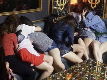 Đột kích bên trong xem từng ngóc ngách động quỷ cho tiếp viên dụ khách mua dâm