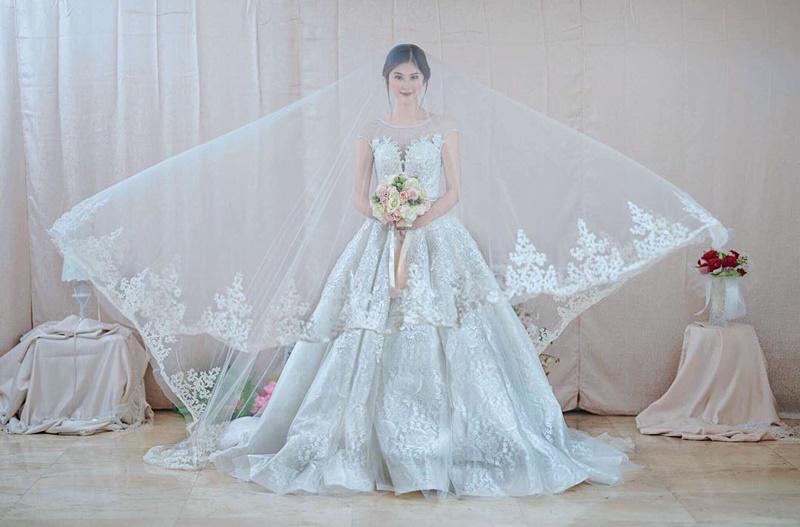 Chiếc váy cưới này từng là mơ ước của cả 2 còn hiện tại đành phải chờ 1 người sau tới giúp cô mặc lại.
