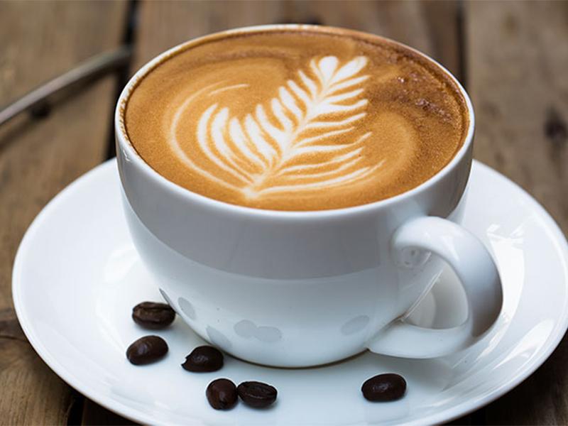 Cà phê chứa caffein làm tăng lượng thải canxi qua đường nước tiểu, đồng thời nó còn ảnh hưởng xấu đến trí não của thai nhi trong bụng mẹ nữa.
