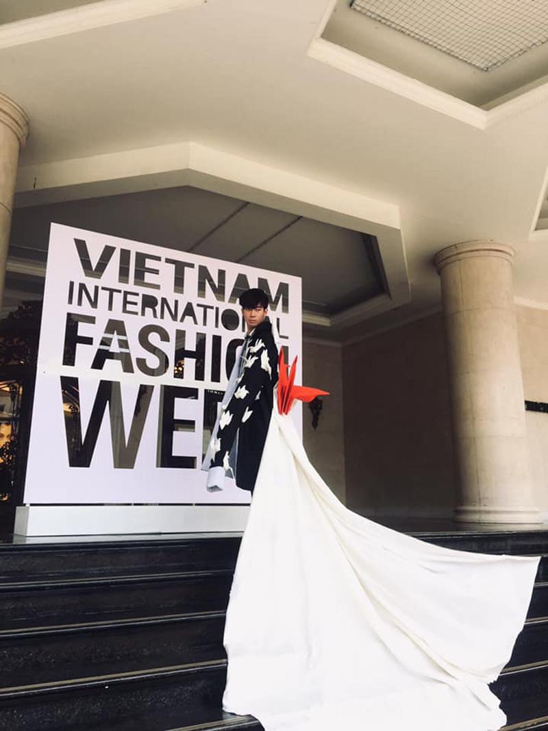 Nhiều cộng đồng mạng liên tưởng đến những chiếc đầm dạ hội công chúa, của các người đẹp Việt diện thường dài thướt tha như vậy. 
