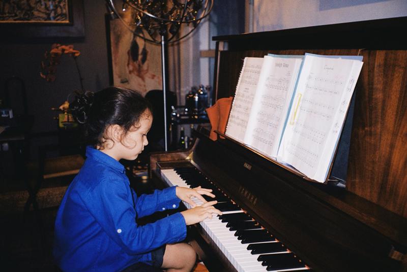 Khoảnh khắc chơi đàn piano 'đốn tim' người hâm mộ của Tôm.
