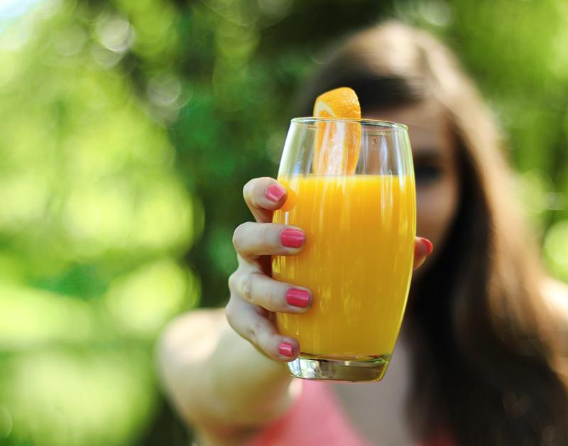 Nếu bạn ăn hay uống cam khi đang ăn củ cải, các flavonoid trong cam sẽ phân hủy trong đường ruột và thay đổi thành axit hydroxy và acid ferulic. Hai loại chất có thể tăng cường tác dụng ức chế axit thioxianic về tuyến giáp, dễ gây bướu cổ.
