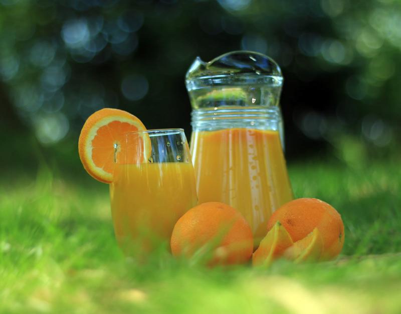 Ngoài ra, khi dùng thuốc và uống nước cam sẽ khiến bệnh nhân có nguy cơ bị nhiễm khuẩn kéo dài. Bởi nước cam có thể ảnh hưởng tới việc hấp thu thuốc làm giảm nồng độ thuốc trong máu, giảm hấp thu từ ruột.
