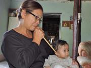 Làm mẹ - Hàng nghìn mẹ chia sẻ thổi sáp ong vào tai để chữa viêm tai giữa, bác sĩ giật mình!