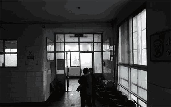 Vào phòng sinh cùng vợ trẻ, chồng bật khóc sau một tiếng la lớn - 2