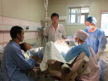 Vào phòng sinh cùng vợ trẻ, chồng bật khóc sau một tiếng la lớn