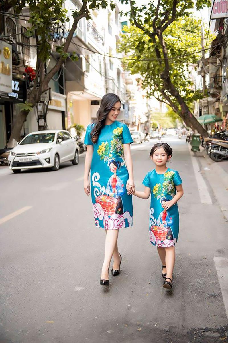 Bà xã của diễn viên Minh Tiệp và con gái  cùng nhau chụp bộ ảnh thời trang.
