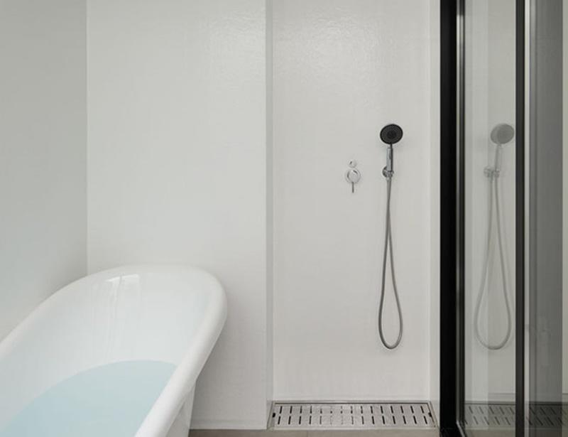 Phòng tắm từ chậu rửa, tủ đồ đều được thiết kế đơn giản hóa
