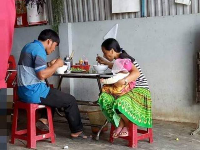 Vợ vừa bế con vừa ăn, chồng thảnh thơi như người son rỗi, bức ảnh gợi lên nhiều suy ngẫm