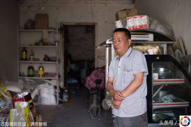 bo me bo vi benh, be so sinh niu tay ba nhu noi "con ngoan khong khoc, dung bo con" - 7