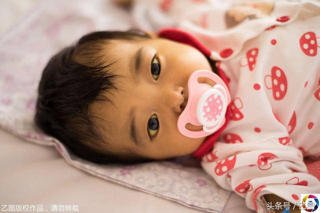 bo me bo vi benh, be so sinh niu tay ba nhu noi "con ngoan khong khoc, dung bo con" - 1