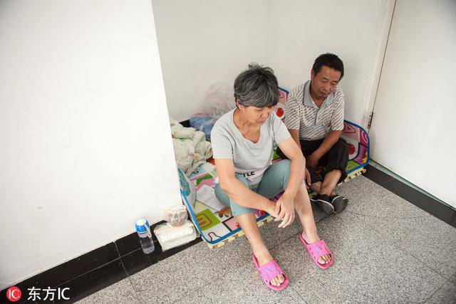bo me bo vi benh, be so sinh niu tay ba nhu noi "con ngoan khong khoc, dung bo con" - 5