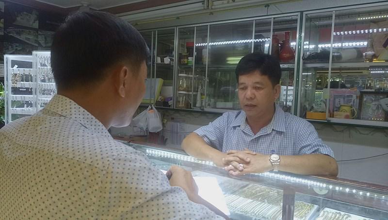 chu tiem vang noi gi ve viec bi sung cong 20 vien kim cuong - 1