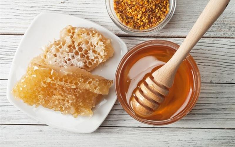 Nhiều nghiên cứu đã tìm thấy mật ong để có hiệu quả trong điều trị vết thương. WebMD khuyên dùng 3- 6 thìa cà phê mật ong đắp trực tiếp lên vết thương. 
