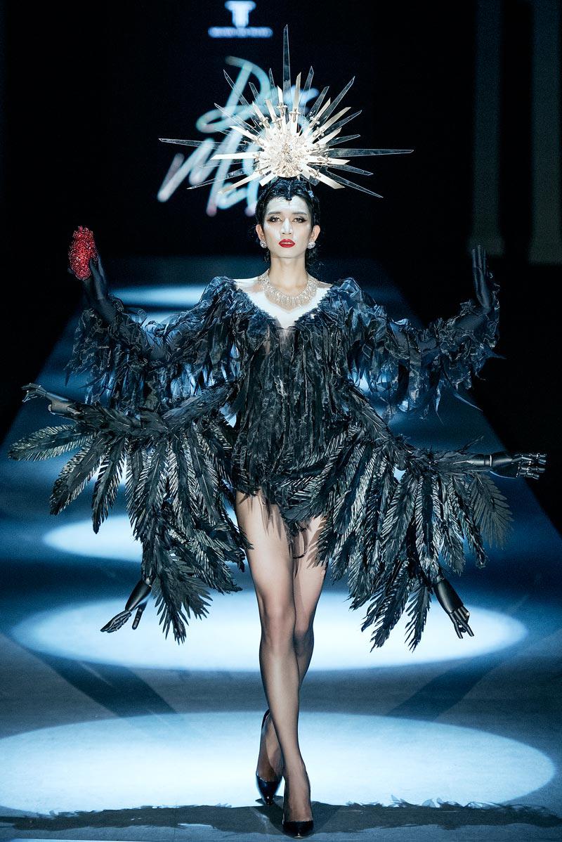 huong giang catwalk tren giay sieu cao, bb tran hoa nu than "3 dau 6 tay" tren san dien - 4