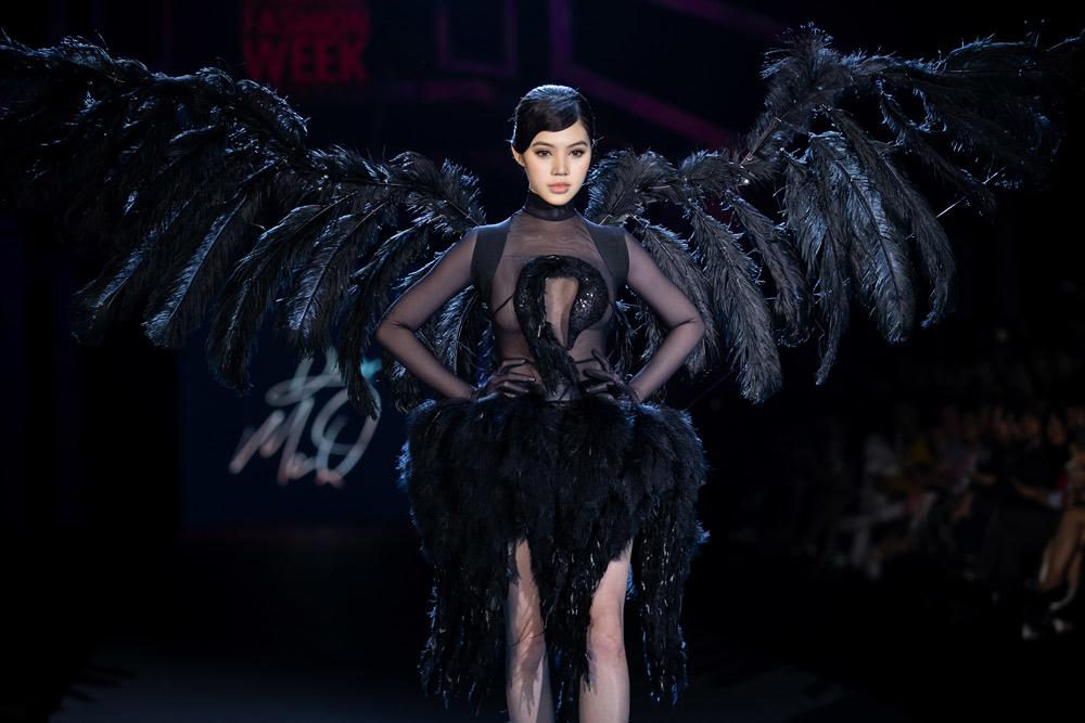 huong giang catwalk tren giay sieu cao, bb tran hoa nu than "3 dau 6 tay" tren san dien - 8