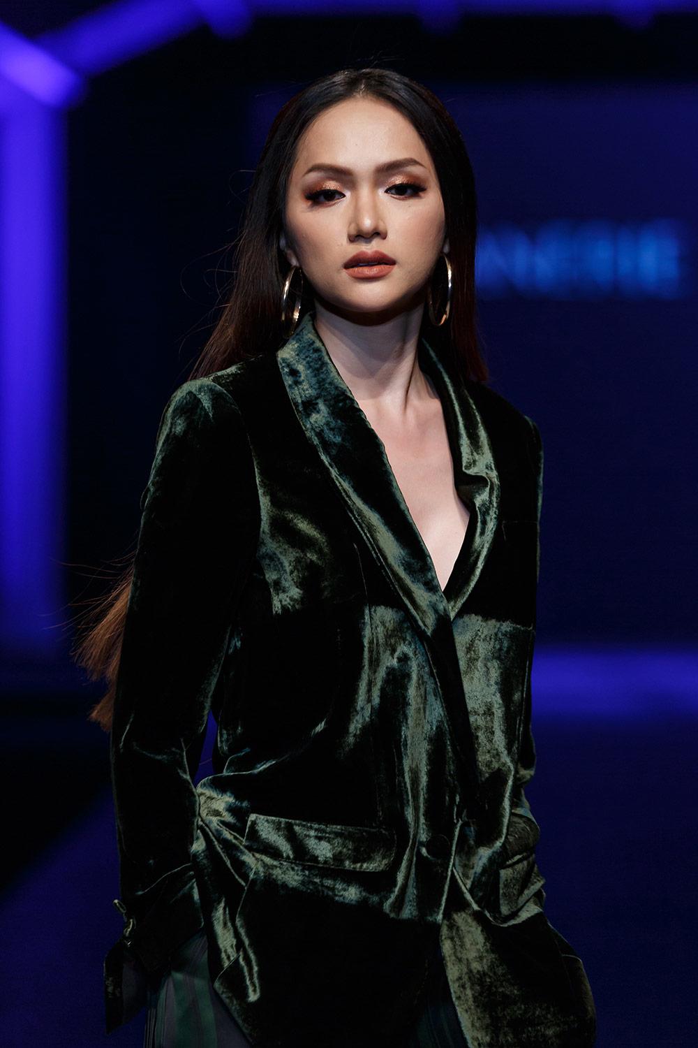 huong giang catwalk tren giay sieu cao, bb tran hoa nu than "3 dau 6 tay" tren san dien - 1