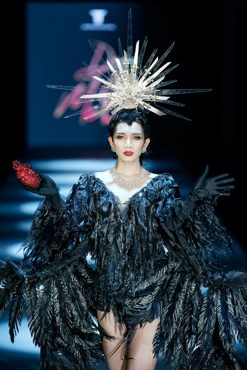 huong giang catwalk tren giay sieu cao, bb tran hoa nu than "3 dau 6 tay" tren san dien - 5