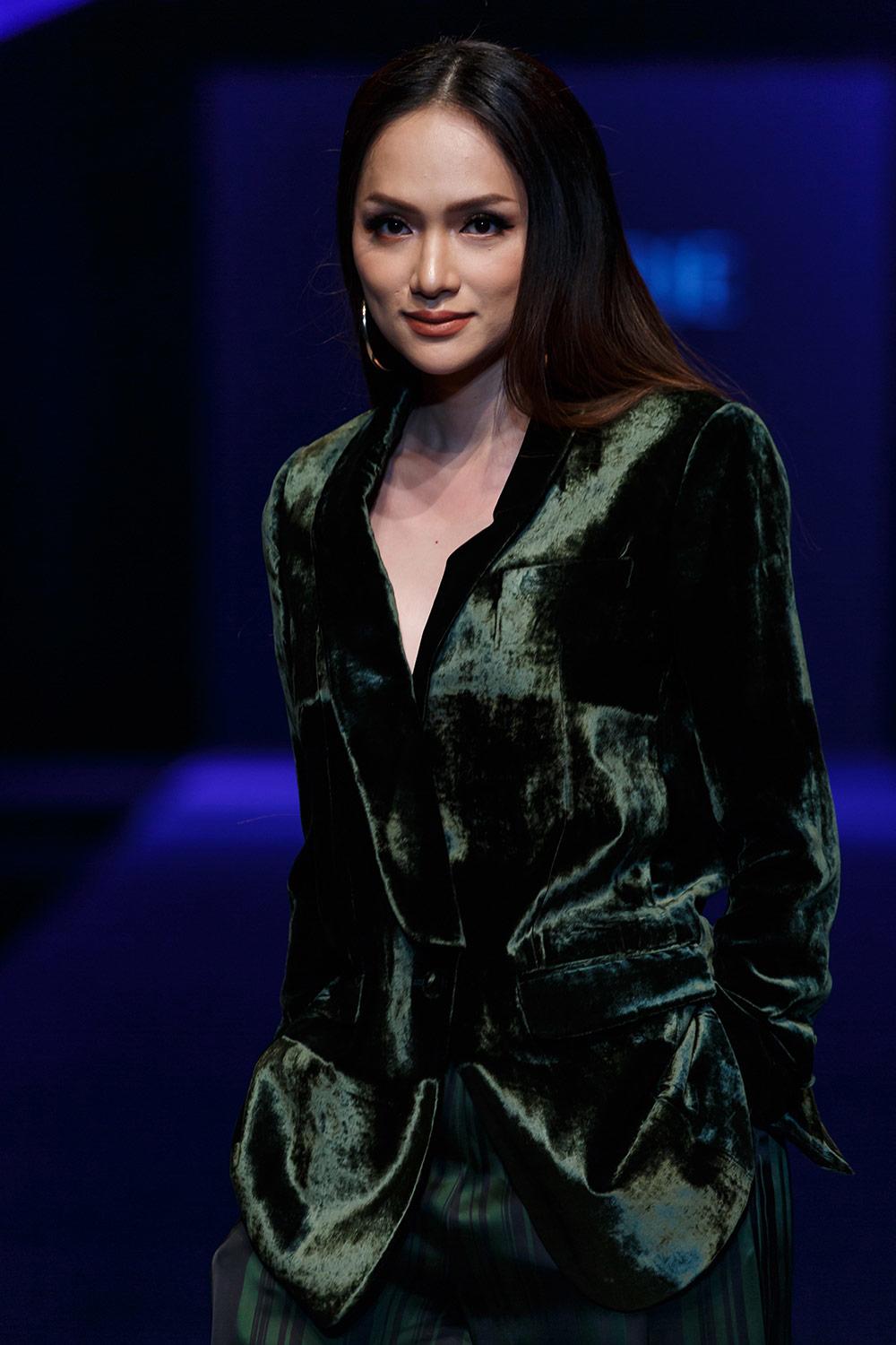 huong giang catwalk tren giay sieu cao, bb tran hoa nu than "3 dau 6 tay" tren san dien - 2