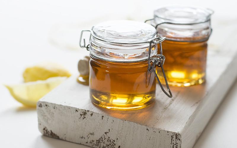 Hòa mật ong vào cốc nước ấm, uống trước khi ăn khoảng 5-10 phút sẽ giảm cảm giác ngon miệng và ăn ít đi vào bữa chính.
