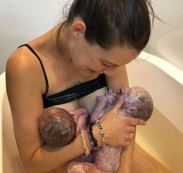 Sinh tại nhà, mẹ sốc nặng khi đang ôm con thì hộ sinh hét lớn amp;#34;Còn nữa!amp;#34; - 1