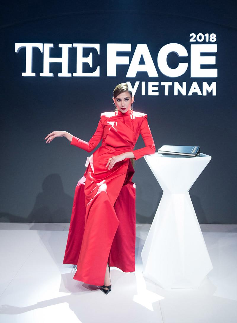 "drama" nhu vo hoang yen: vao phong loai, thay ao dai do, bat dau tra thu song hang! - 10
