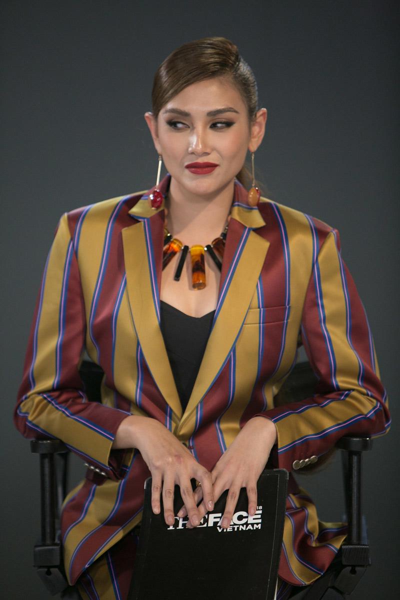 "drama" nhu vo hoang yen: vao phong loai, thay ao dai do, bat dau tra thu song hang! - 8