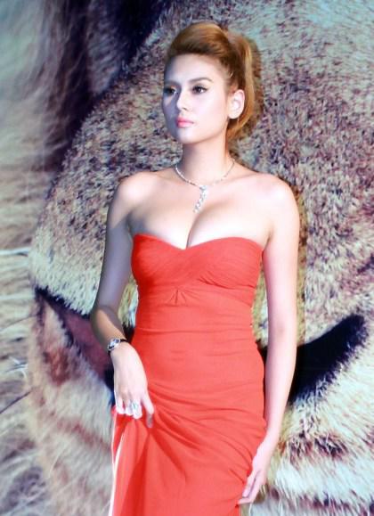 vo hoang yen so huu vong 1 troi cho, du thu nho 3 lan nhung van "lon nhanh nhu thoi"? - 1