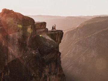 Cầu hôn lãng mạn trên vách đá, cặp đôi rơi xuống vực sâu chết thảm