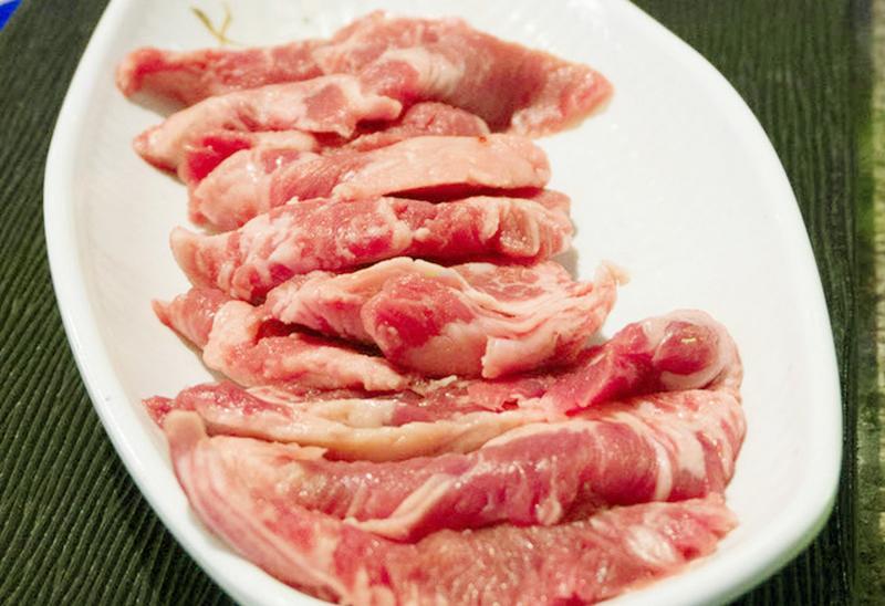1. Thịt áp sườn (phần hông): Đây được coi là phần thịt ngon nhất của con lợn vì thịt rất mềm, thơm, ngọt, dẻo. Phần thịt này bám vào xương sườn, xương sống. Nó được coi là miếng thịt 'hoàng đế'.
