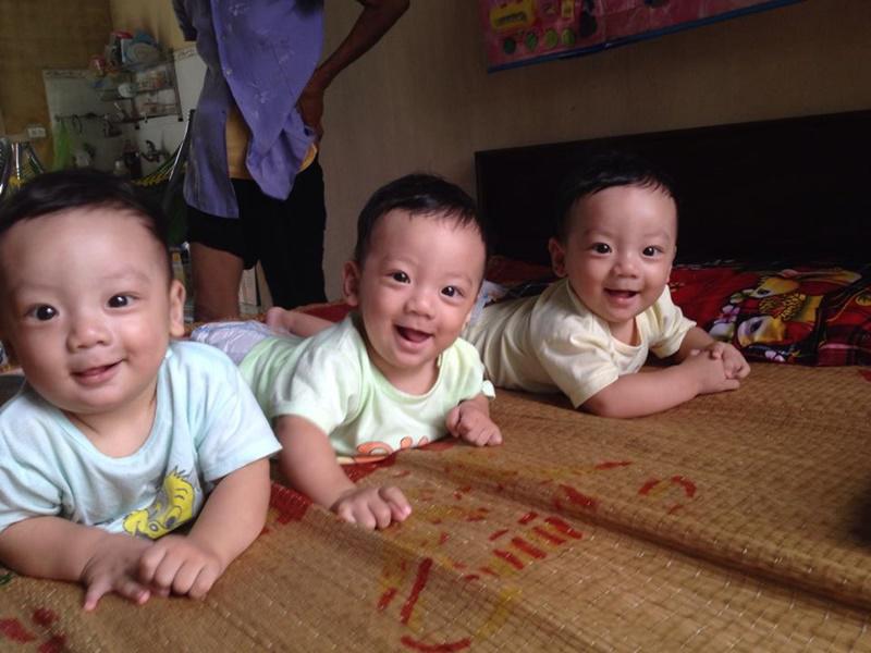 Lúc chào đời, hai bé lớn là Duy Nam, Duy Hưng được 1,9kg, bé út Duy Thái nặng 1,8kg.  Các bé khoẻ mạnh và sau 2 ngày tách mẹ thì cả 3 được về ở chung. Đến 10 ngày, bệnh viện cho 4 mẹ con xuất viện về nhà.
