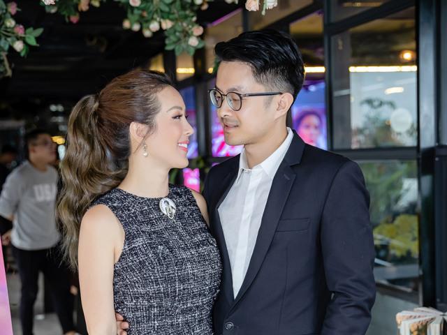 Bạn trai kém tuổi chưa nói sõi tiếng Việt có mặt để chúc mừng Hoa hậu Thu Hoài