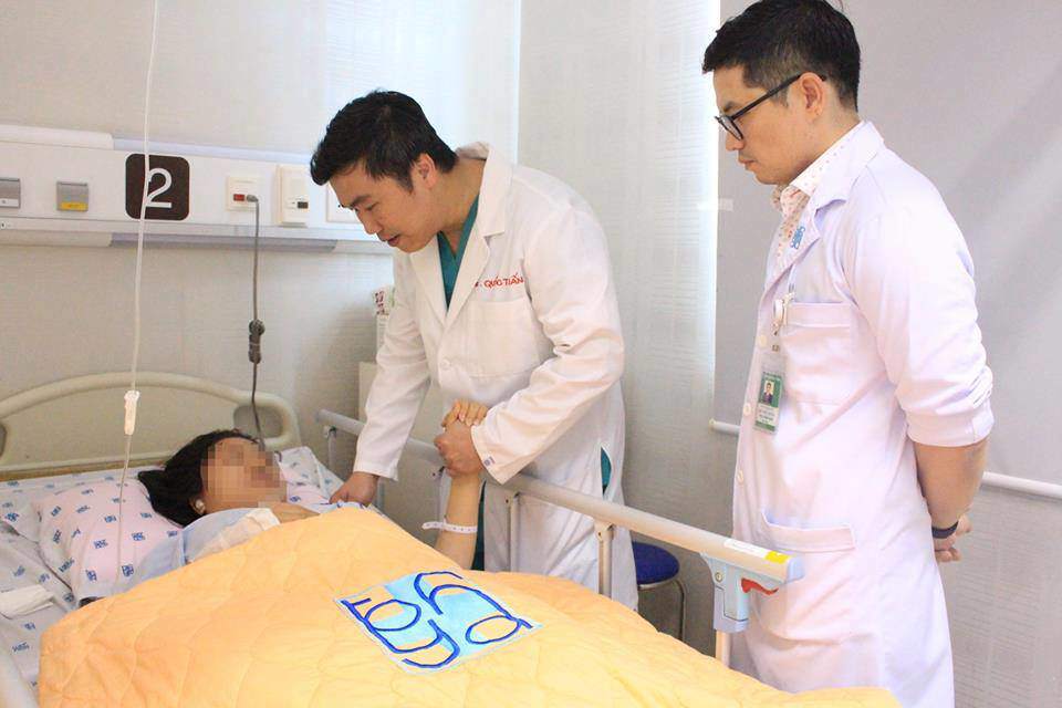 chu quan voi con dau dau, chong mat, ba bau o tp.hcm suyt chet vi can benh cuc nguy hiem - 1