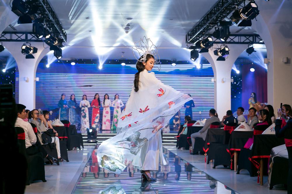 khi ho dien ao dai trang: dau long hai a to nga, my linh la chi, em la tieu vy! - 9