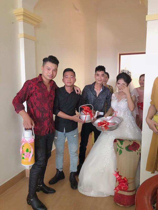 qua cuoi "lay loi" khien co dau chu re loay hoay "khoc khong thanh tieng" - 1