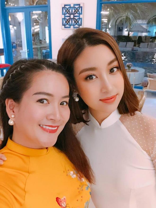 sao viet 24h: ba xa binh minh bi 2 con gai "bat loi" khi chup anh voi cac hoa hau - 2