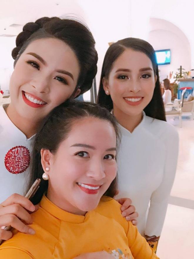 sao viet 24h: ba xa binh minh bi 2 con gai "bat loi" khi chup anh voi cac hoa hau - 1