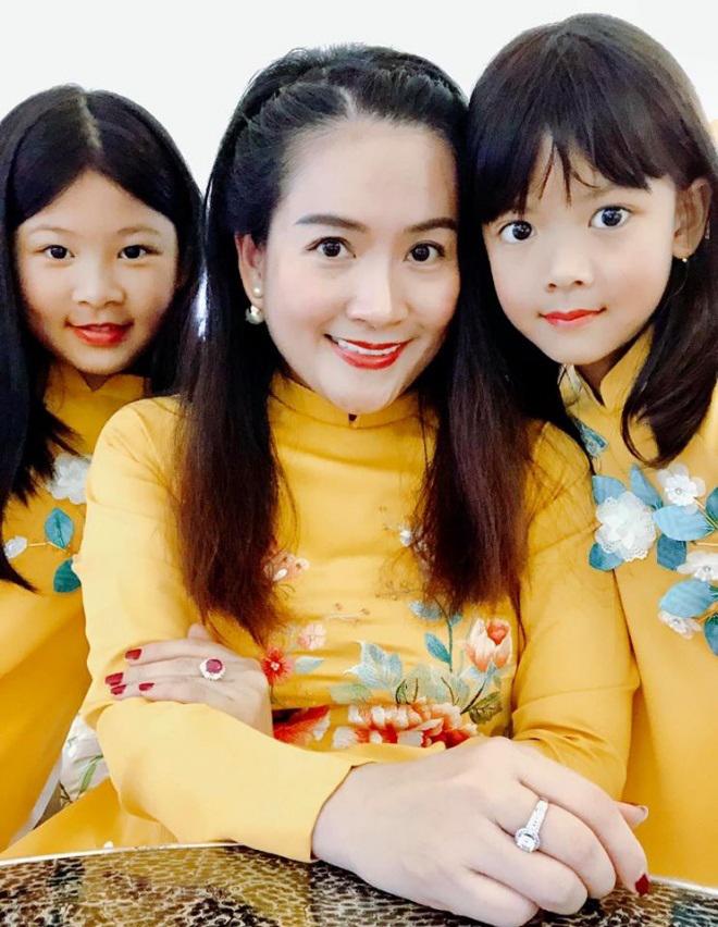 sao viet 24h: ba xa binh minh bi 2 con gai "bat loi" khi chup anh voi cac hoa hau - 3