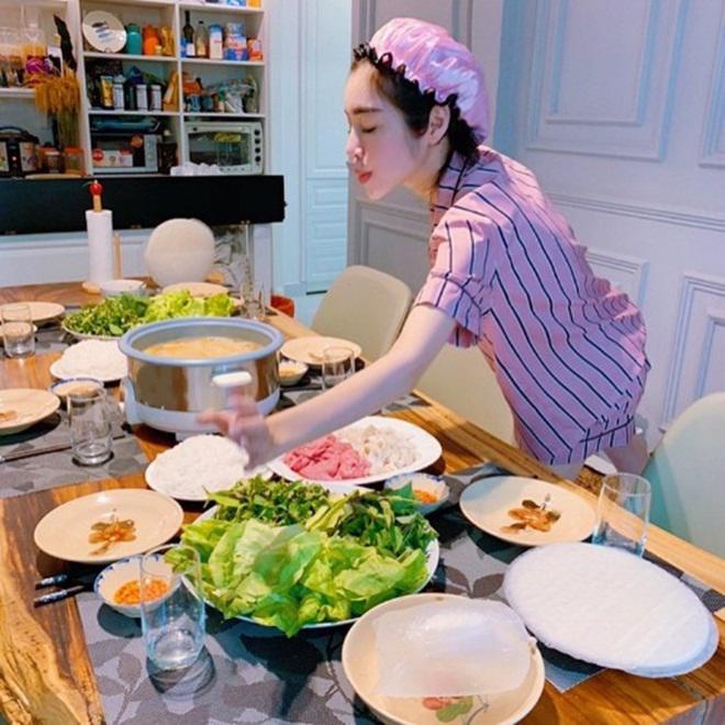 sao viet 24h: ba xa binh minh bi 2 con gai "bat loi" khi chup anh voi cac hoa hau - 10