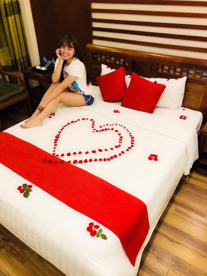 sao viet 24h: ba xa binh minh bi 2 con gai "bat loi" khi chup anh voi cac hoa hau - 13