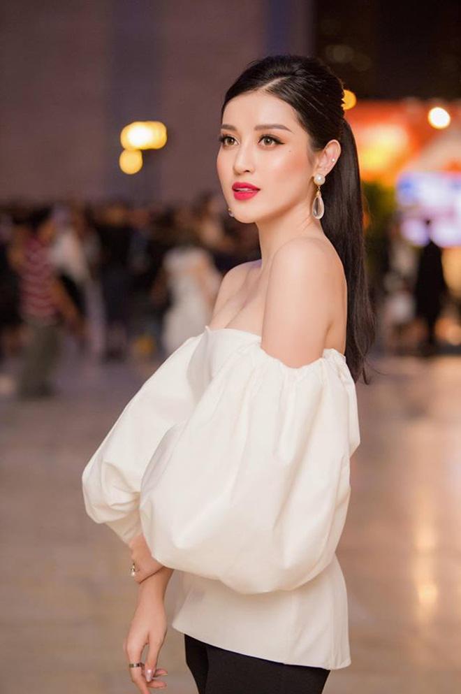 sao viet 24h: ba xa binh minh bi 2 con gai "bat loi" khi chup anh voi cac hoa hau - 9