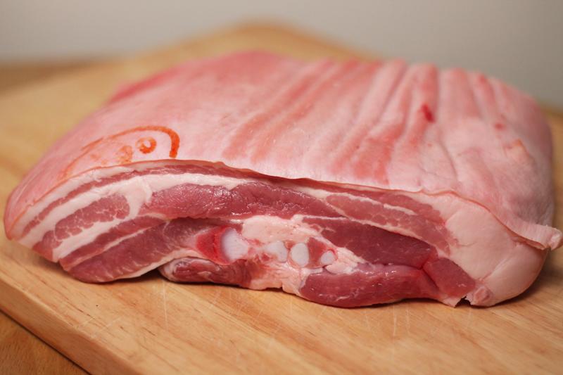 Thịt chứa tồn dư chất cấm thường khô hơn, cứng hơn và ít đàn hồi. Lợn ăn chất tạo nạc sẽ có cảm giác như ứ nước bên trong, cục nạc nổi thành u, khi thái có thể có dịch vàng chảy ra.

