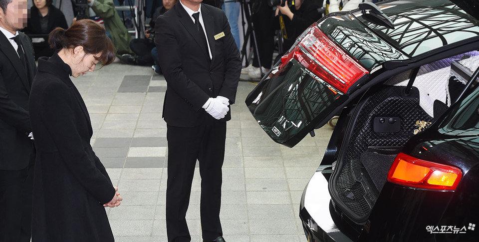 1 nam sau ngay kim joo hyuk qua doi, vo chua cuoi va gia dinh van chua het dau long - 5