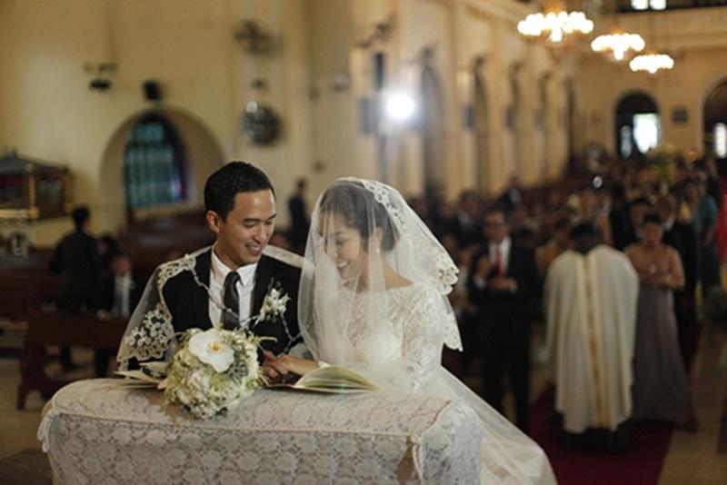 Chiếc váy Hà Tăng mặc trong đám cưới tại TP HCM mang tên “Catherine”, nằm trong bộ sưu tập mùa xuân 2012 của hãng Monique Lhuillier với giá 10.000 USD.

